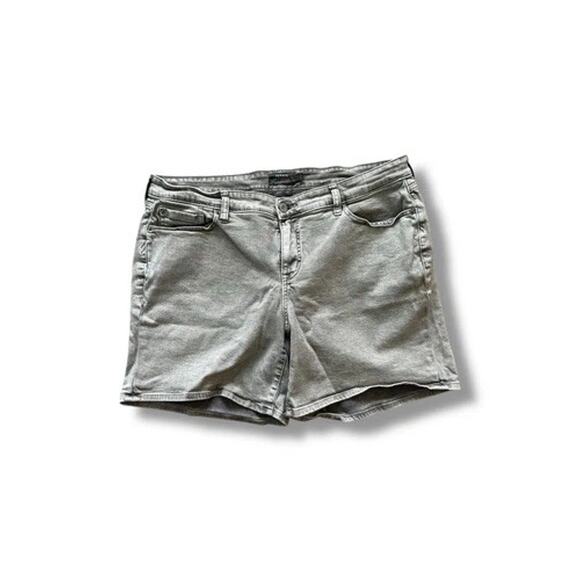 Torrid 5 Inch Boyfriend Vintage Stretch Mid-Rise Denim Jean Shorts Smokestack 18 - Picture 2 of 6